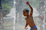 图文：孩子在公园喷泉戏水降暑