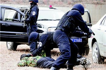 警方专业反绑架队亮相;; 京接受严格的专业训练; (图1)严格按照阵法