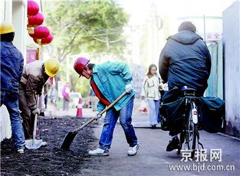 地面沉降抢修完毕羊肉胡同今晨通车