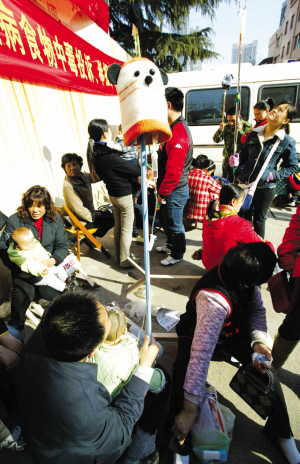 南京儿童医院感冒患者猛增 小男孩马路边挂水