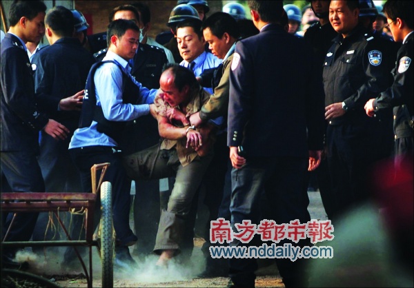 警察鸣枪示警 逮捕持刀男子