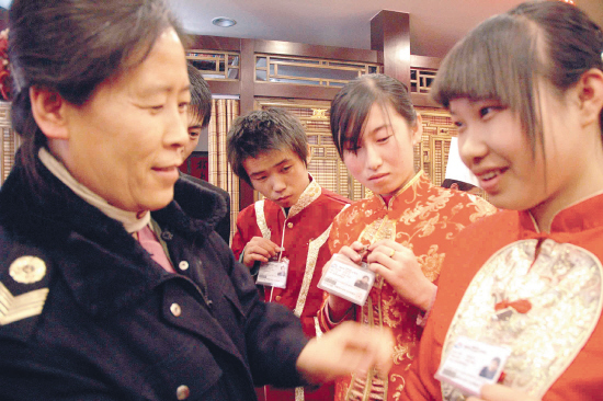 服务员上岗要戴健康证