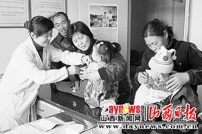 阳城县西关卫生所为儿童免费注射流脑疫苗(图
