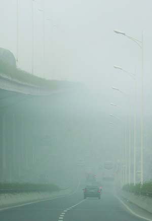 长江下游浓雾密布 水陆空交通全面受阻