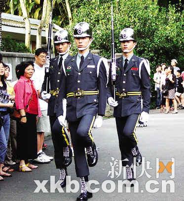 正文 新快报讯据台湾媒体报道,扁政府坚持撤除"两蒋陵寝"驻守宪兵