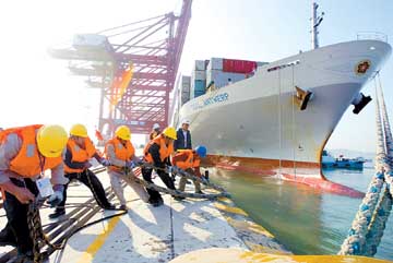 巨轮靠泊大铲湾码头_新闻中心_新浪网