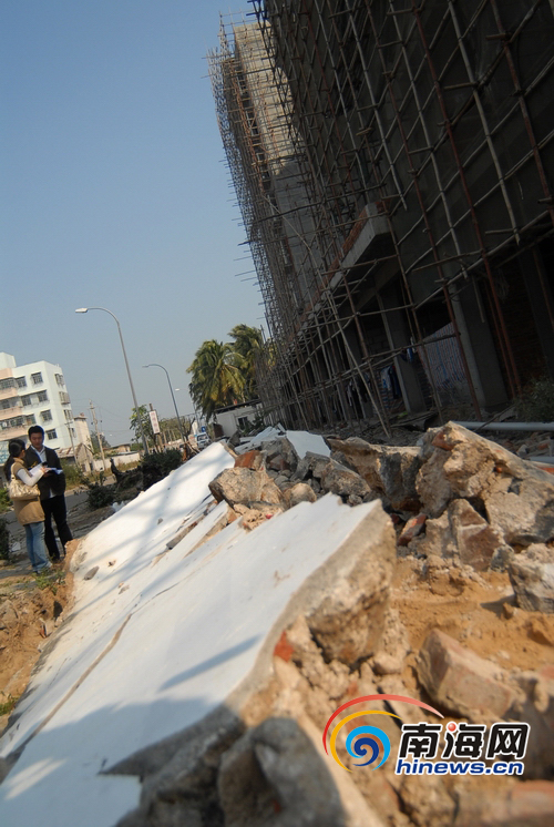 工人海口安装电视闭路管线 围墙倒塌被埋[图]
