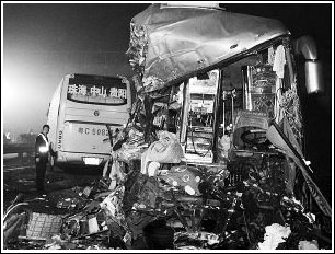 卧铺大巴疯狂连环撞(图)
