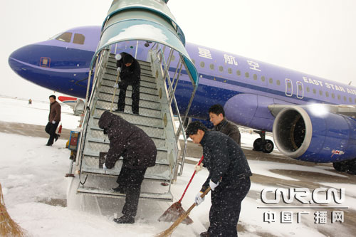 大雪再袭武汉天河机场 地服紧急出动扫雪