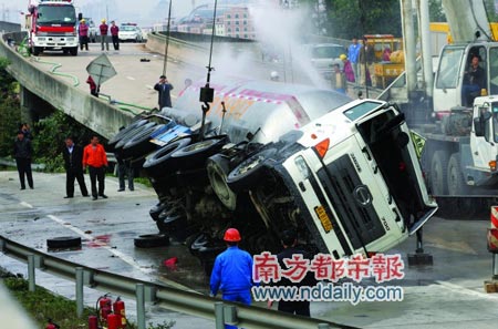 广州市区油罐车侧翻致数条道路封闭