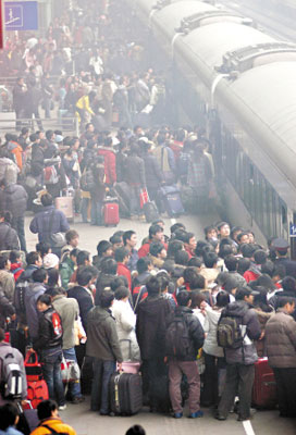 安徽师大女学生被挤落站台遭火车轧死