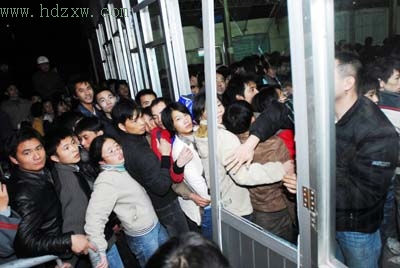 泉州火车站凌晨排队买票千人挤破头