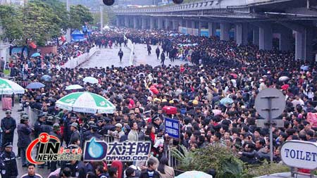 广州火车站滞留旅客人数超过10万人(图)