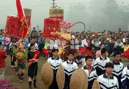 海南万泉河畔闹军坡独特民俗吸引游客组图