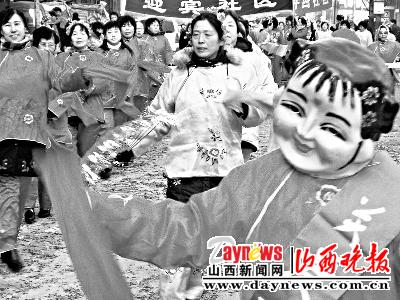 踏着鼓点闹红火(图)