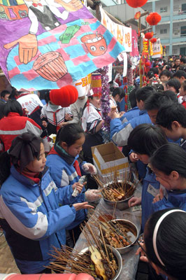 闹元宵操场上学生摆摊叫卖钵钵鸡