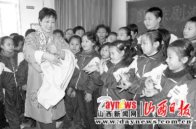 别开生面的京剧课进入大南关小学(图)