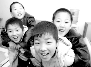 两对双胞胎<em>妈妈</em>成了干<em>姐妹</em>4个<em>孩子</em>成了好伙伴