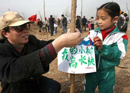 组图:山西运城志愿者为城市添绿_新闻中心_新