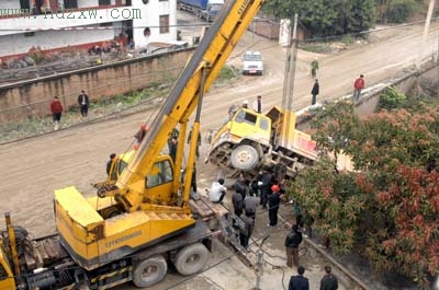 事件实录:泉州港务集团有限公司后渚分公司附近,一辆运砂土方车,在