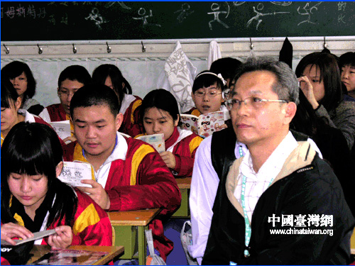 台湾教师走进北京中学课堂 分享语文教育经验