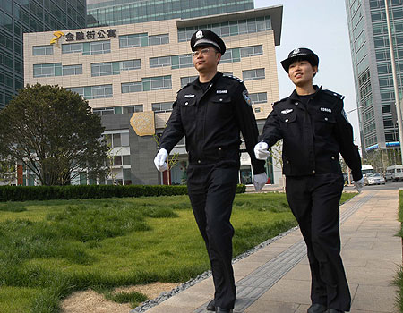 (通讯员 苏峰)从明日零时起,全市民警将统一换着今年配发的春秋执勤服