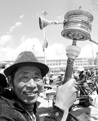 昨天,面带微笑的拉萨市民在转经路上