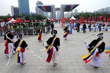 奥运圣火结束韩国首尔传递 数千名华人呐喊助