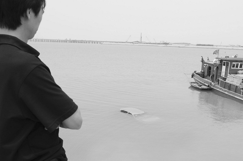 新建集美大桥海域:轿车冲进大海 渔民潜水救人