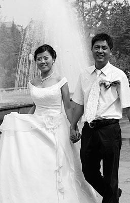 两位新娘记者脱下婚纱就去采访
