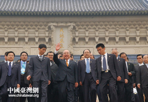 吴伯雄在中山陵前挥手向现场的欢迎的民众致意(摄影:中国台湾网 田