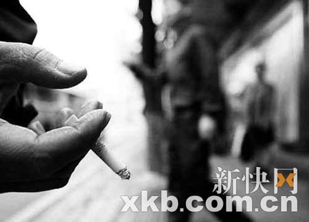 广州部分便利店违反禁令无烟日出售香烟(图)