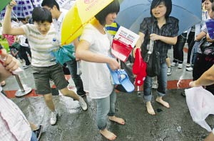 直击高考:女生忘涂机读卡痛失30分坚强未哭