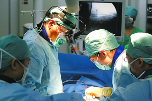 视频直播两岸专家同台手术