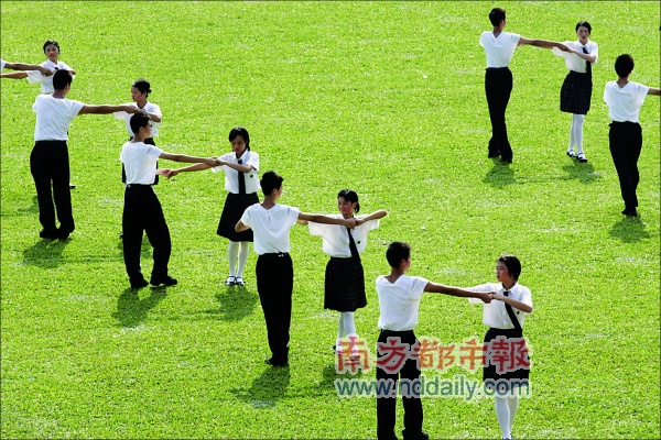 中山纪念中学学生在跳《校园华尔兹,2010年末纪中将增加18个班级.