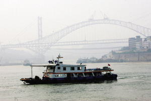 大桥连通江河峡谷轮渡退隐