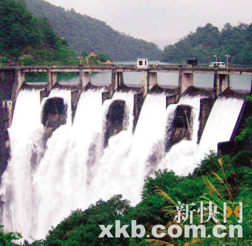 流溪河水库昨晨漫堤