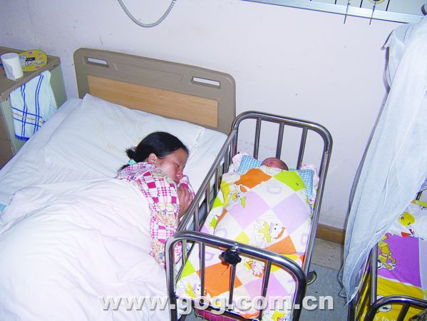 随地震中受伤的丈夫来到省医治疗 陪护女子 生