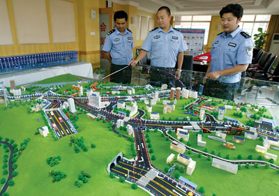交警首次建沙盘指挥系统