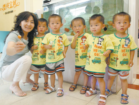 五胞胎为火炬传递喝彩