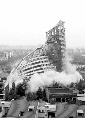 成都爆破45米大楼刷新最高纪录(图)