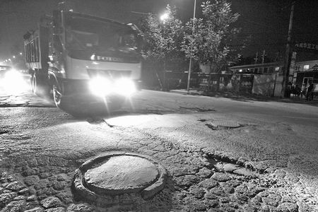 疯狂垃圾车碾出搓板路 本报记者夜访时相机险