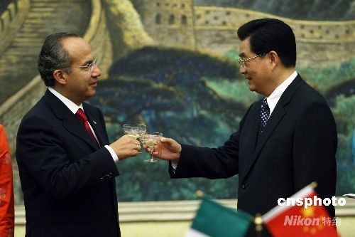 中墨两国发表联合新闻公报签署6个合作文件