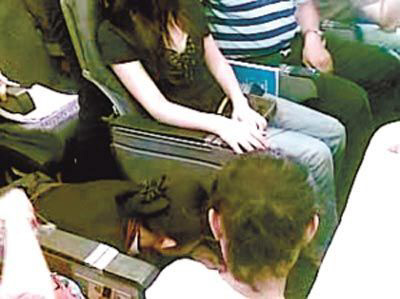 空姐<em>人工</em>呼吸 <em>小女孩</em>获救_新闻中心_新浪网