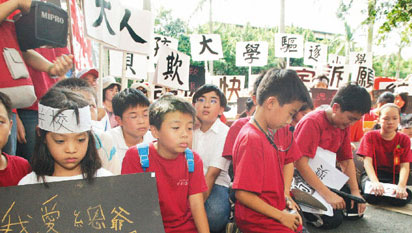 反对学校被裁并 台南小学生下跪陈情告赢县府