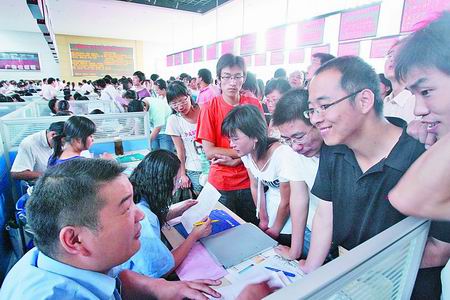 一名大学生运用法律武器要回打工被扣押金再引大学生打工维权话题　八成打工学生遭遇侵权
