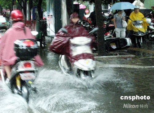 福州遭冰雹雷雨袭击部分地区停电(图)