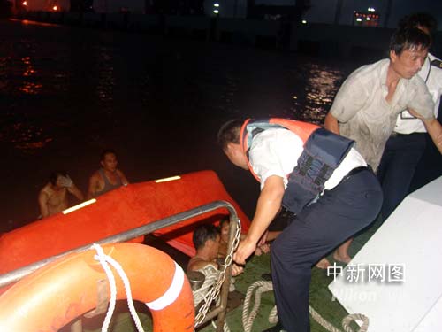 宁波发生沉船事故8名遇险者获救(图)