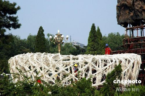 天安门广场中国印和鸟巢花坛成为游客最爱(图)