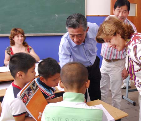 意大利地方政要参观中文学校　勉励学童好好学习